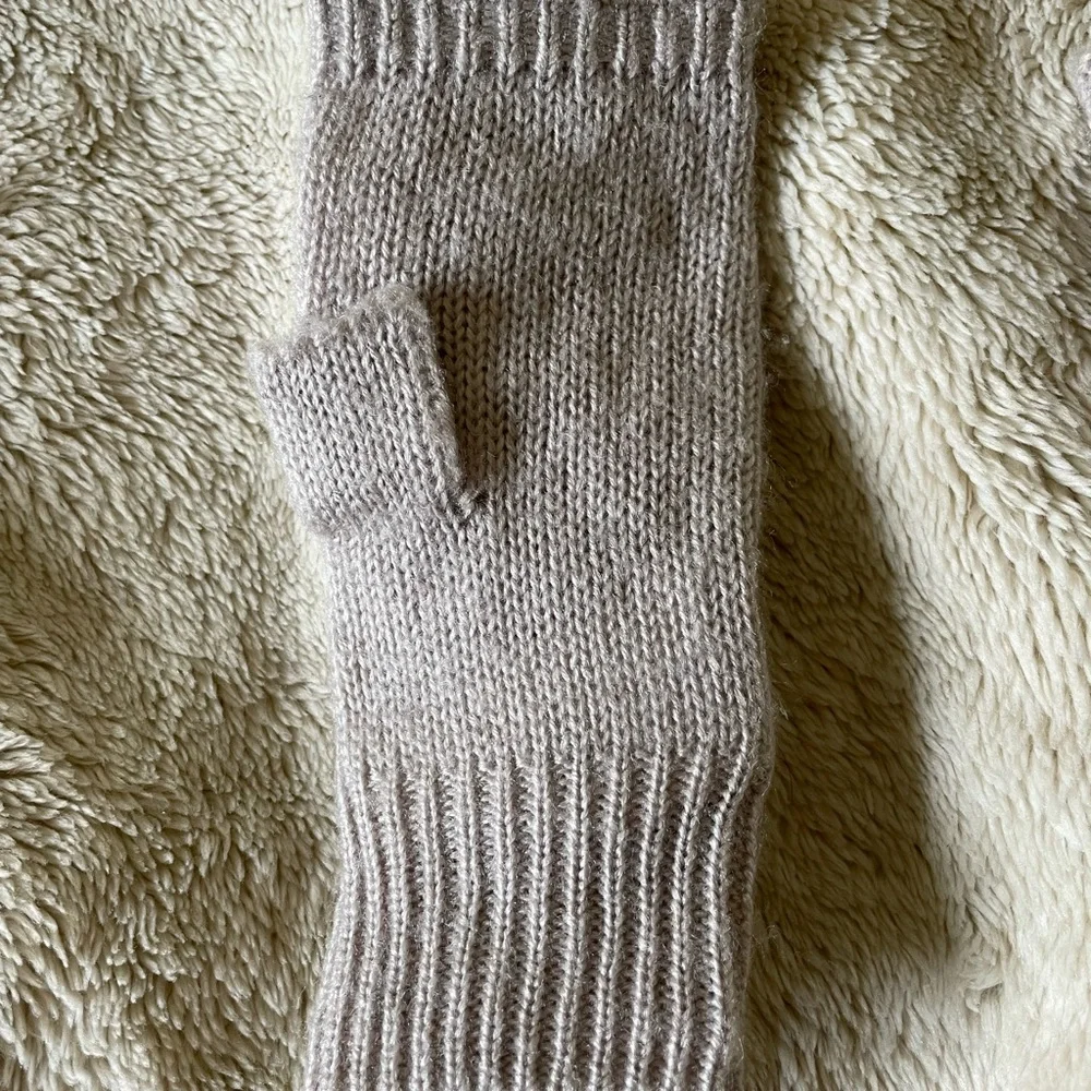 H&M dainty knit gloves. Great condition. One size. 100% acrylic. - Picture 3 of 7